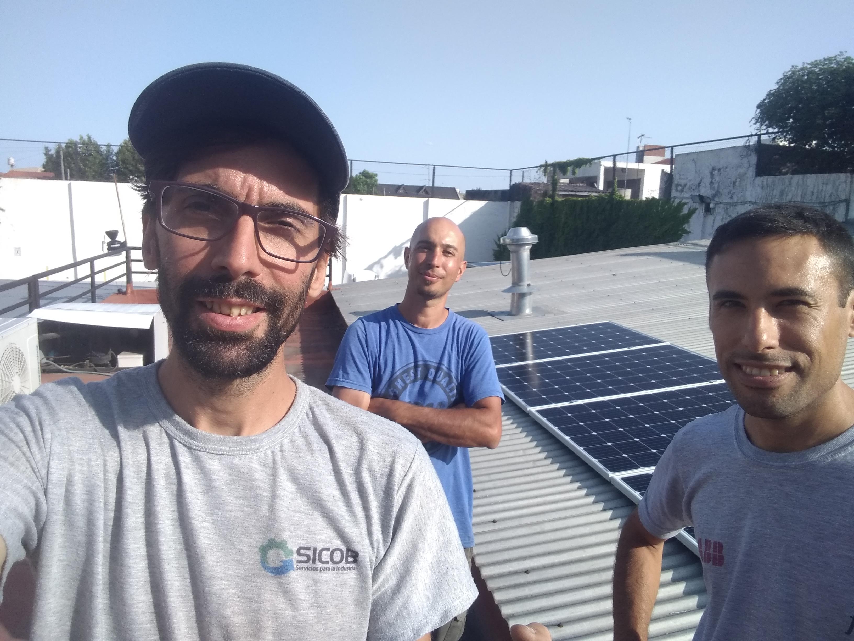 Ex alumnos del CFP 407 conforman un equipo de instalación solar fotovoltaica